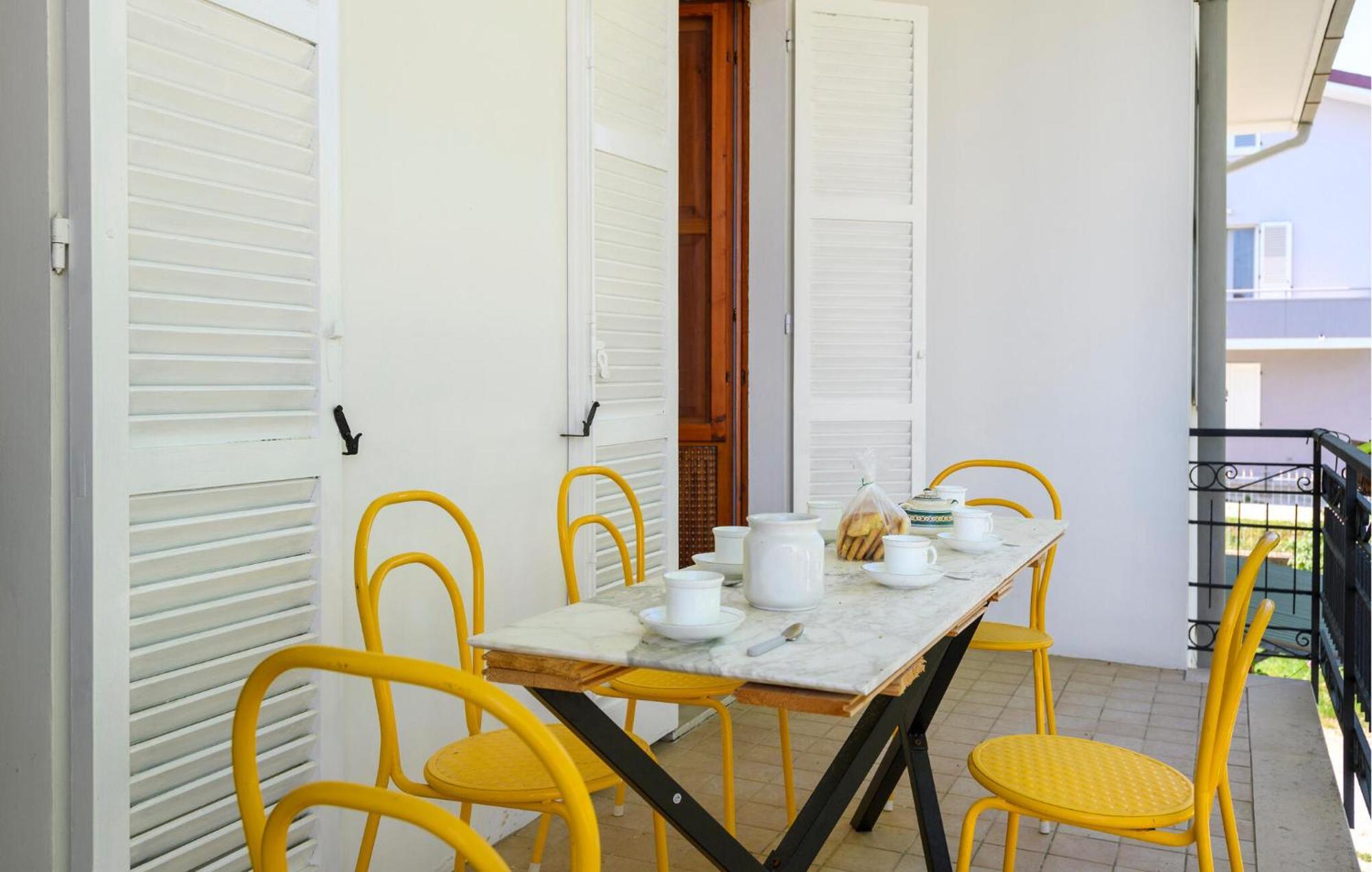 4 Bedroom Lovely Apartment In Montefelcino 외부 사진